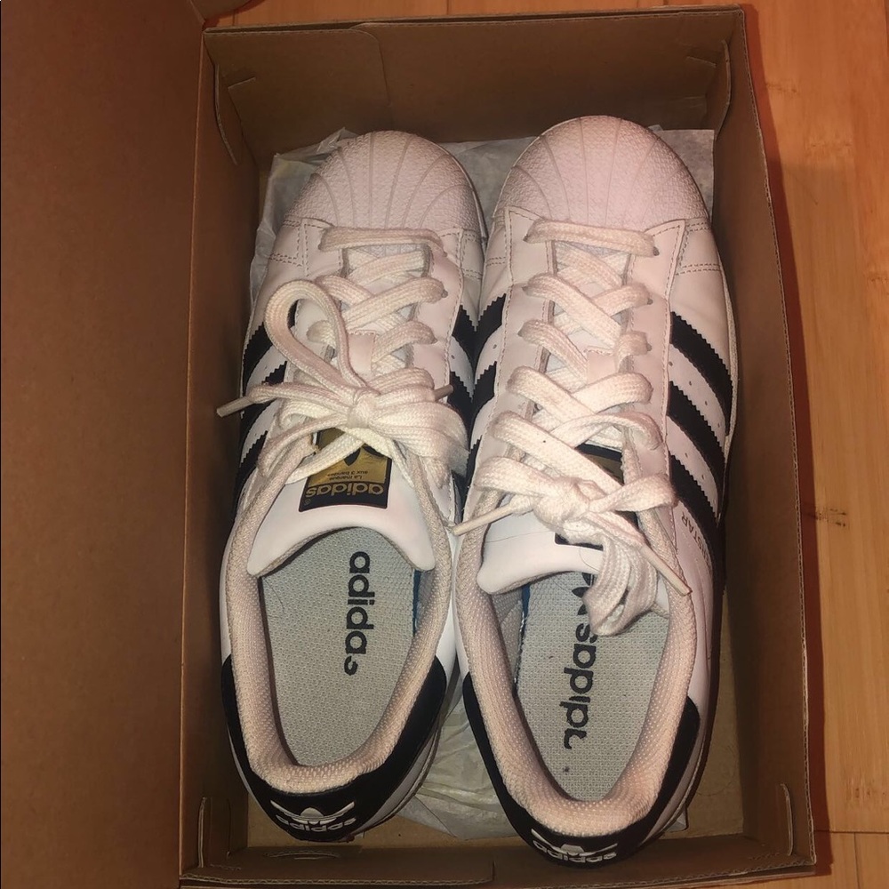 7.5 ADIAS SUPER STARS ! Worn ONCE